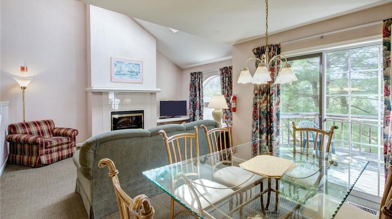 <b>Pocono Mountain Villas Suite</b>. Images powered by <a href="https://iceportal.shijigroup.com/" title="IcePortal" target="_blank">IcePortal</a>.