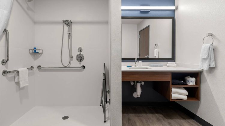 Everhome Suites Wichita Northeast Room