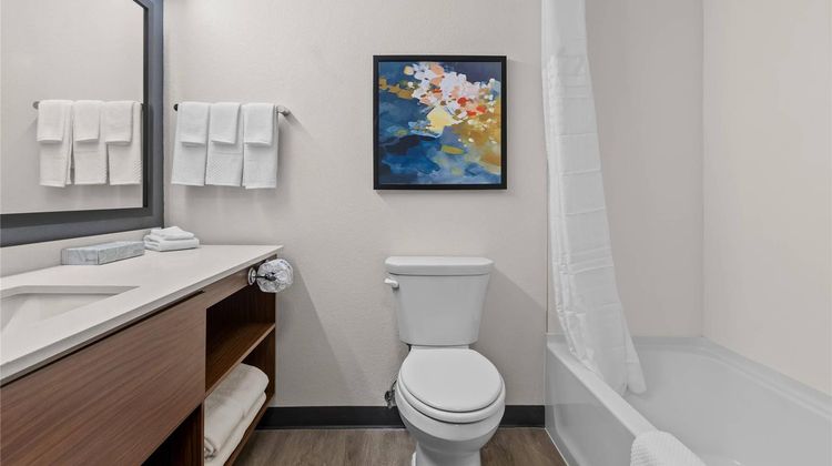 Everhome Suites Wichita Northeast Room