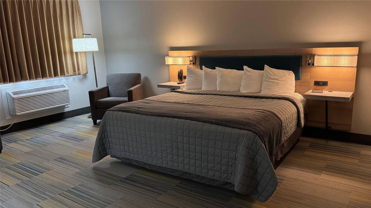 Bearcat Inn & Suites Suite