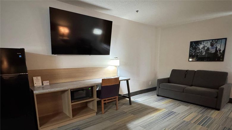 <b>Bearcat Inn & Suites Suite</b>. Images powered by <a href="https://iceportal.shijigroup.com/" title="IcePortal" target="_blank">IcePortal</a>.