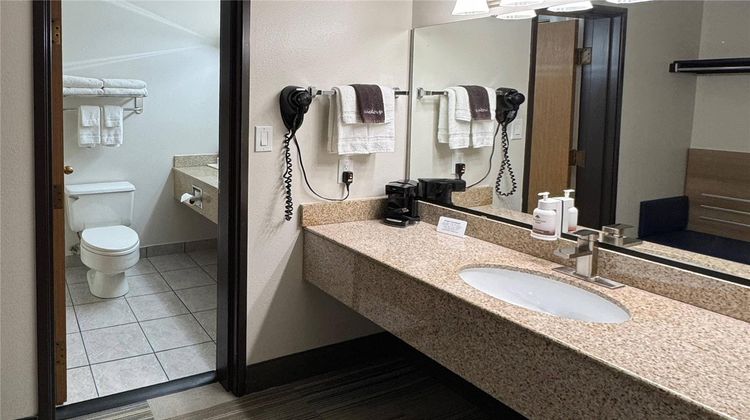 Bearcat Inn & Suites Suite
