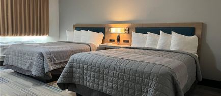 Bearcat Inn & Suites Room