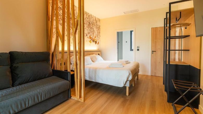 <b>La Reposee Hotel Restaurant Room</b>. Images powered by <a href="https://iceportal.shijigroup.com/" title="IcePortal" target="_blank">IcePortal</a>.