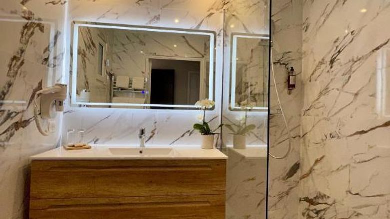 <b>Hotel le Concorde Room</b>. Images powered by <a href="https://iceportal.shijigroup.com/" title="IcePortal" target="_blank">IcePortal</a>.