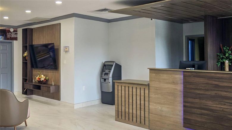 <b>Days Inn Meridian Lobby</b>. Images powered by <a href="https://iceportal.shijigroup.com/" title="IcePortal" target="_blank">IcePortal</a>.