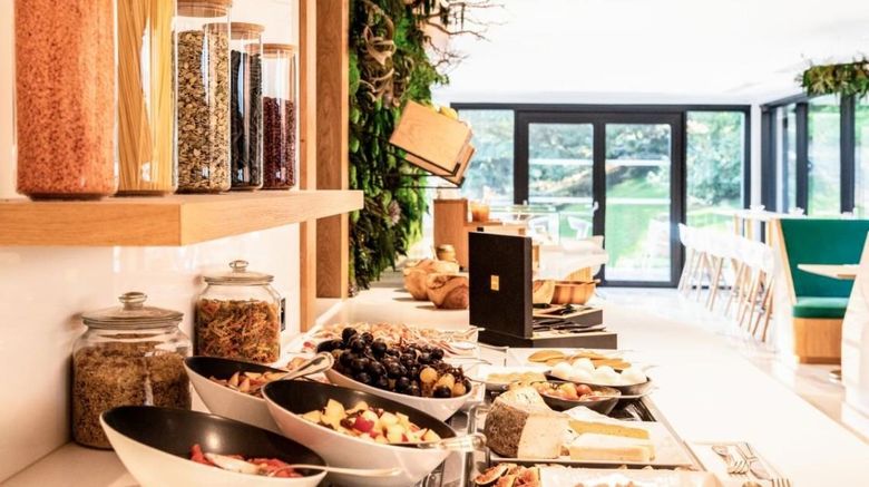 <b>Le Clos Des Delices Restaurant</b>. Images powered by <a href="https://iceportal.shijigroup.com/" title="IcePortal" target="_blank">IcePortal</a>.