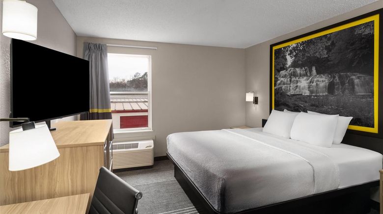 <b>Super 8 Chattanooga Hamilton Place Room</b>. Images powered by <a href="https://iceportal.shijigroup.com/" title="IcePortal" target="_blank">IcePortal</a>.