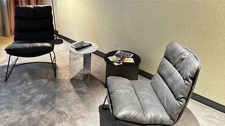 <b>ipartment Cologne Oper Lobby</b>. Images powered by <a href="https://iceportal.shijigroup.com/" title="IcePortal" target="_blank">IcePortal</a>.