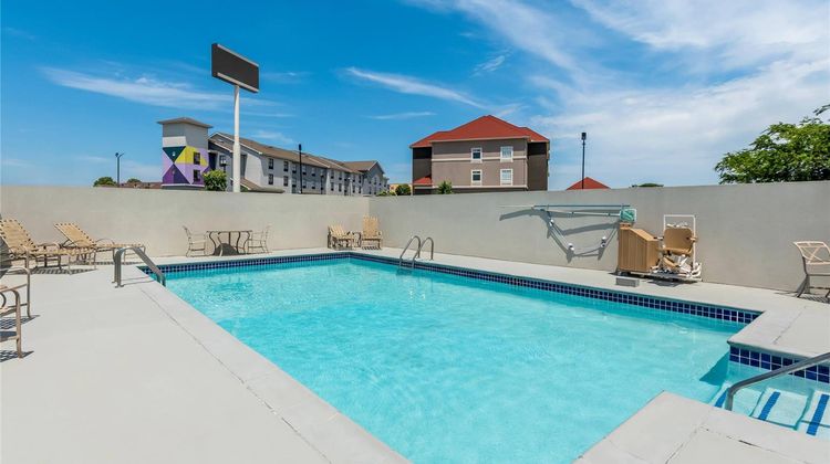 Quality Inn Shawnee North I-40 Pool
