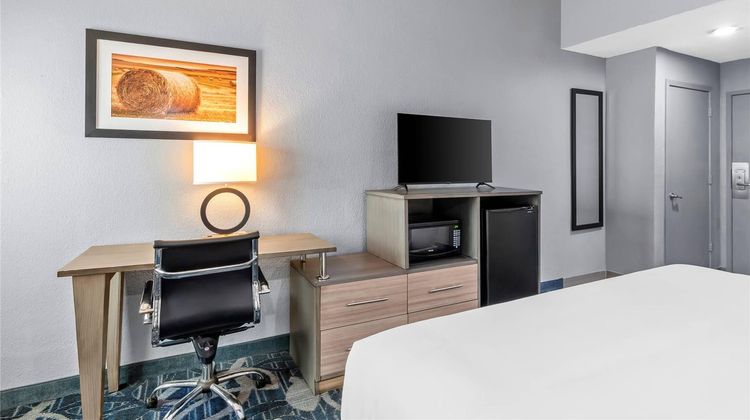 Quality Inn Shawnee North I-40 Room