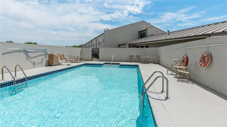 Quality Inn Shawnee North I-40 Pool