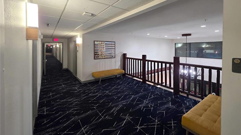 <b>Comfort Inn & Suites Summerset Lobby</b>. Images powered by <a href="https://iceportal.shijigroup.com/" title="IcePortal" target="_blank">IcePortal</a>.