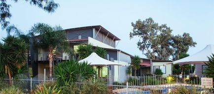Majestic Oasis Apartments Exterior
