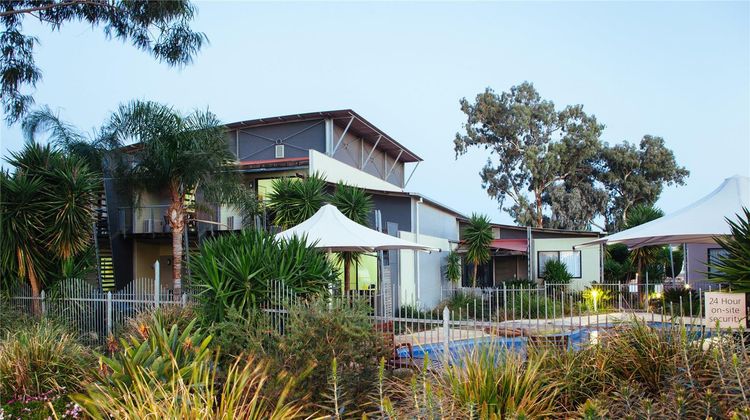 Majestic Oasis Apartments Exterior
