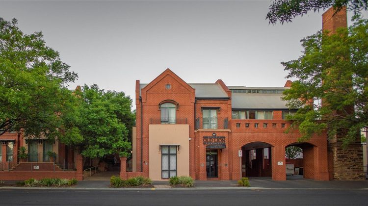 Majestic Old Lion Apartments Exterior