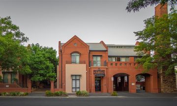 Majestic Old Lion Apartments