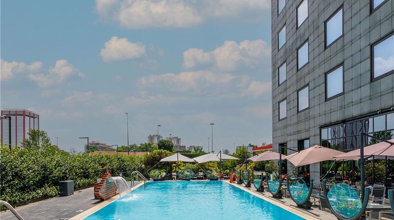 <b>IH Hotels Milano Lorenteggio Pool</b>. Images powered by <a href="https://iceportal.shijigroup.com/" title="IcePortal" target="_blank">IcePortal</a>.
