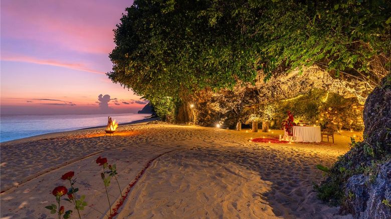 <b>Samabe Bali Suites & Villas Restaurant</b>. Images powered by <a href="https://iceportal.shijigroup.com/" title="IcePortal" target="_blank">IcePortal</a>.