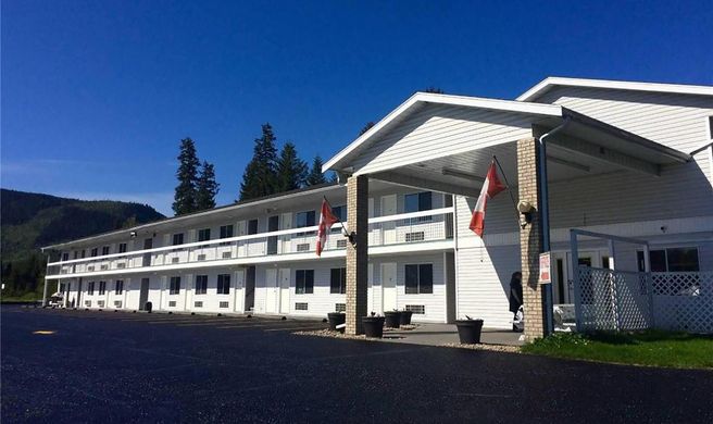 Super 8 by Wyndham Clearwater BC Exterior