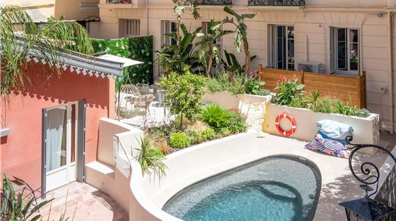 <b>Hotel Excelsior Nice Pool</b>. Images powered by <a href="https://iceportal.shijigroup.com/" title="IcePortal" target="_blank">IcePortal</a>.