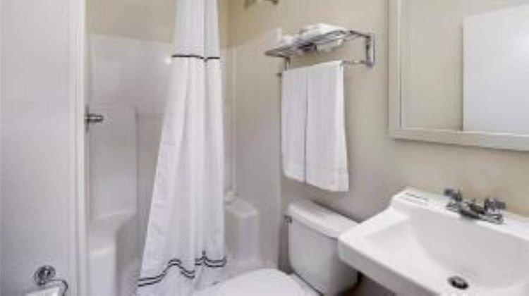 Suburban Studios Winston Salem Univ Pkwy Room