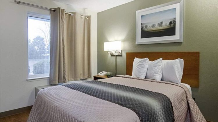 Suburban Studios Winston Salem Univ Pkwy Room