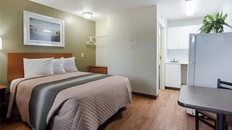 Suburban Studios Winston Salem Univ Pkwy Room