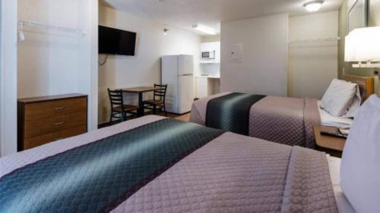 Suburban Studios Winston Salem Univ Pkwy Room