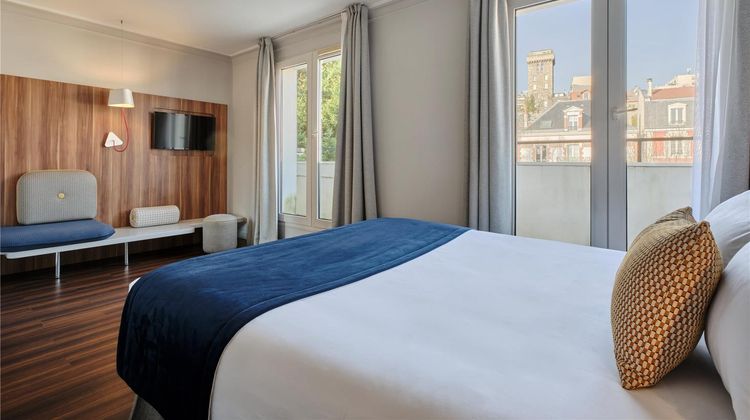 Hotel Atrium Room