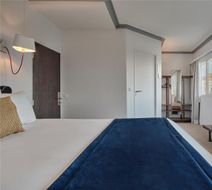 Hotel Atrium Room