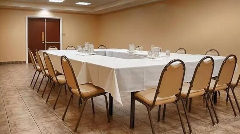 <b>SureStay by Best Western Bakersfield Meeting</b>. Images powered by <a href="https://iceportal.shijigroup.com/" title="IcePortal" target="_blank">IcePortal</a>.