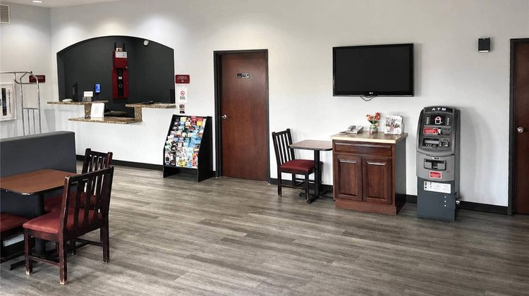 OYO Townhouse Clute Lake Jackson Lobby