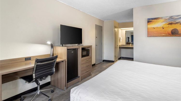 Days Inn by Wyndham Victoria East Room