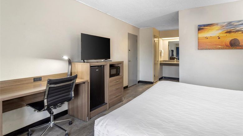 <b>Days Inn by Wyndham Victoria East Room</b>. Images powered by <a href="https://iceportal.shijigroup.com/" title="IcePortal" target="_blank">IcePortal</a>.