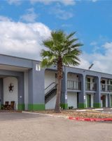 Days Inn by Wyndham Victoria East