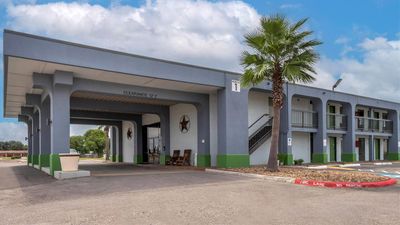Days Inn by Wyndham Victoria East