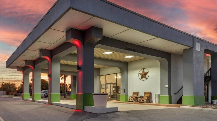 Days Inn by Wyndham Victoria East Exterior