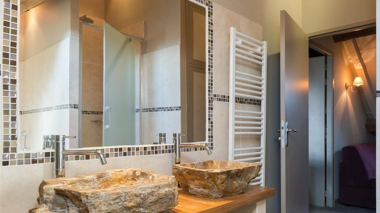 <b>Hotel Aux Vieux Remparts Suite</b>. Images powered by <a href="https://iceportal.shijigroup.com/" title="IcePortal" target="_blank">IcePortal</a>.