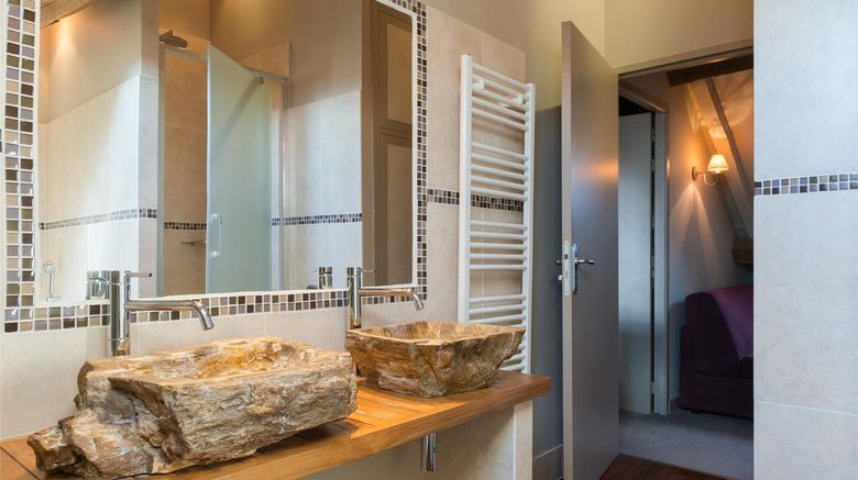 <b>Hotel Aux Vieux Remparts Suite</b>. Images powered by <a href="https://iceportal.shijigroup.com/" title="IcePortal" target="_blank">IcePortal</a>.