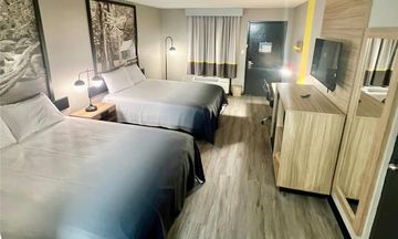 Super 8 by Wyndham Manchester