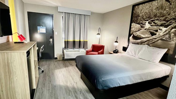 Super 8 by Wyndham Manchester Room
