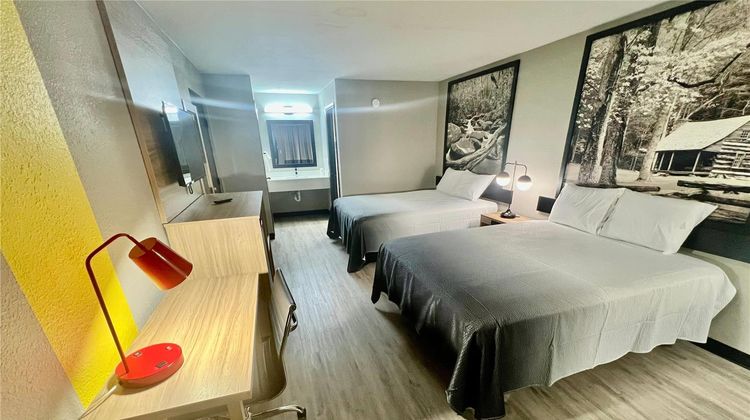 Super 8 by Wyndham Manchester Room