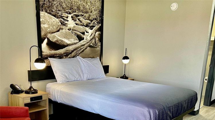 Super 8 by Wyndham Manchester Room