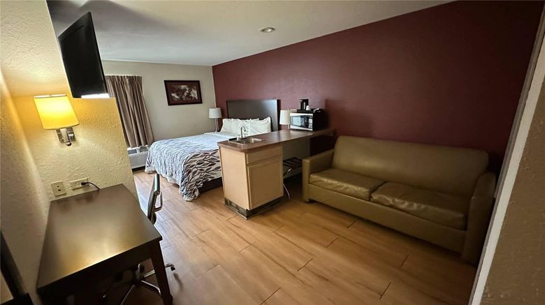 <b>Econo Lodge Inn & Suites Monee Suite</b>. Images powered by <a href="https://iceportal.shijigroup.com/" title="IcePortal" target="_blank">IcePortal</a>.