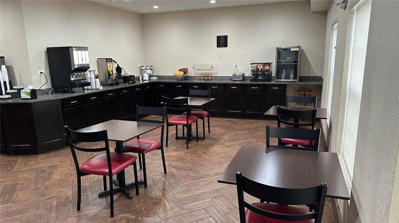 <b>Econo Lodge Inn & Suites Monee Restaurant</b>. Images powered by <a href="https://iceportal.shijigroup.com/" title="IcePortal" target="_blank">IcePortal</a>.