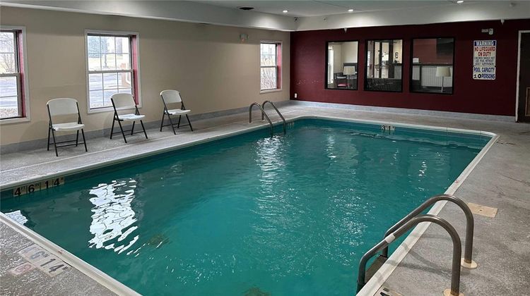 Econo Lodge Inn & Suites Monee Pool