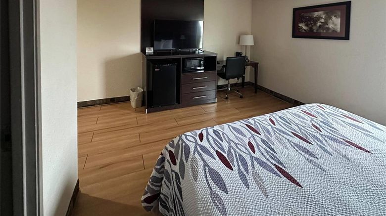 <b>Econo Lodge Inn & Suites Monee Room</b>. Images powered by <a href="https://iceportal.shijigroup.com/" title="IcePortal" target="_blank">IcePortal</a>.