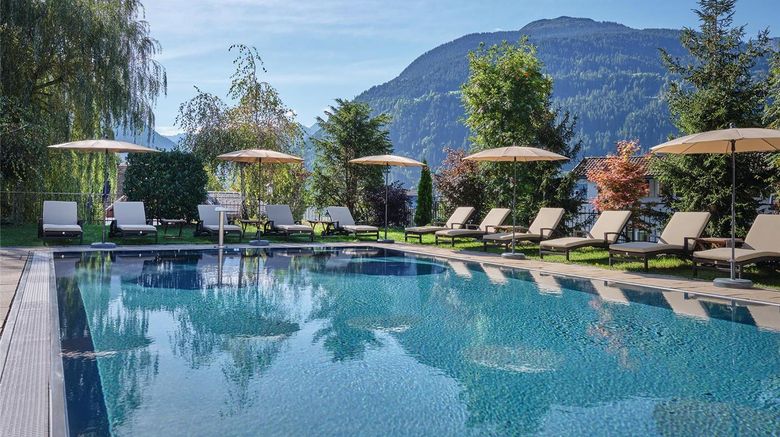 <b>Loewen Hotel Pool</b>. Images powered by <a href="https://iceportal.shijigroup.com/" title="IcePortal" target="_blank">IcePortal</a>.