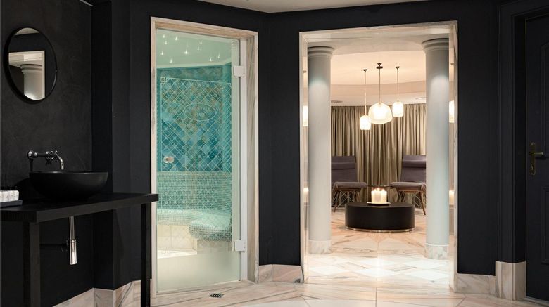 <b>Loewen Hotel Spa</b>. Images powered by <a href="https://iceportal.shijigroup.com/" title="IcePortal" target="_blank">IcePortal</a>.